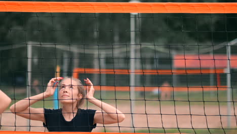 Junge-Frau-Spielt-In-Einer-Mannschaft-Volleyball-Am-Strand-Und-Führt-Einen-Angriff-Durch,-Indem-Sie-Den-Ball-Schlägt.-Mädchen-Schlägt-In-Zeitlupe-Den-Ball-Und-Führt-Einen-Angriff-Durch-Das-Netz-Aus.